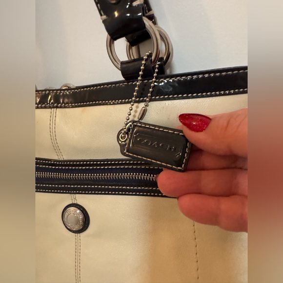 *Vintage* Authentic Coach Cream + Navy Purse, Laura Handbag with Kiss-lock - Picture 7 of 16